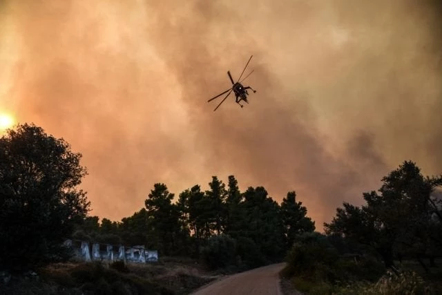 Διάσπαρτες αναζωπυρώσεις στην Εύβοια – Ολονύχτια η μάχη των πυροσβεστών για να προλάβουν τα μποφόρ!